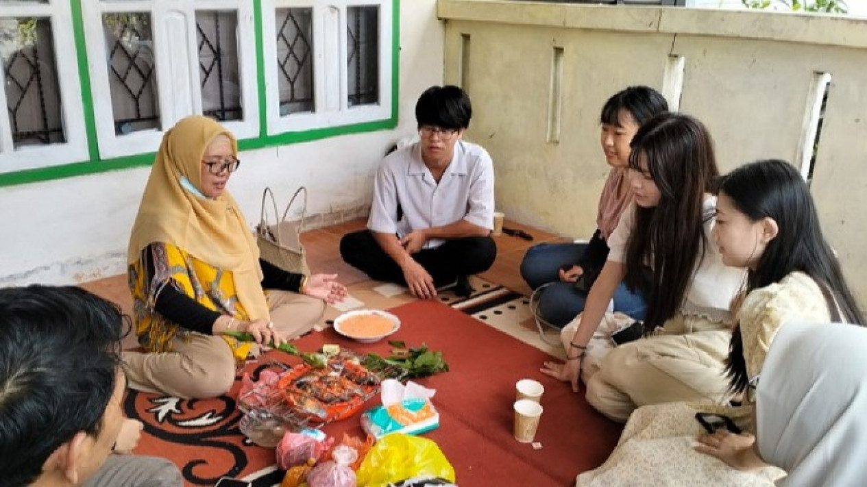 Mahasiswa Osaka University sedang mempelajari kekayaan gastronomi Minangkabau